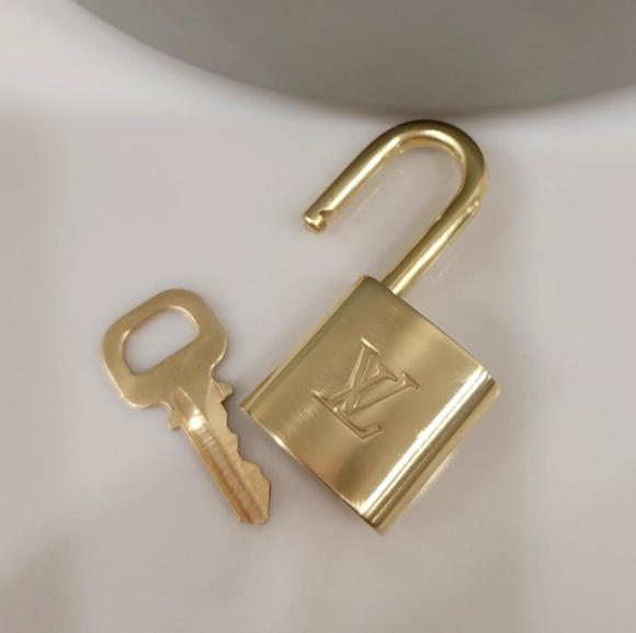 💯 Authentic Louis Vuitton Padlock and Key Gold Brass - Picture 3 of 6